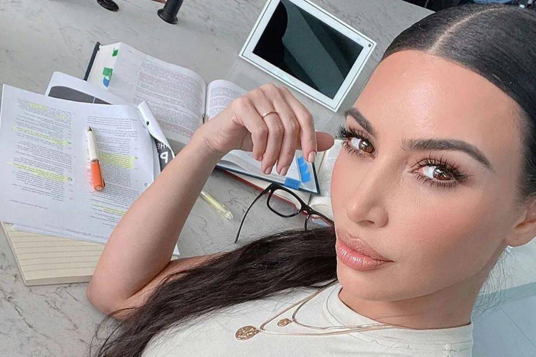 卡戴珊模仿者过度整形不幸离世……金·卡戴珊本人已经励志成为律师