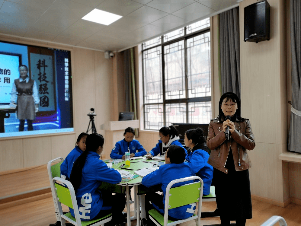 空中云课堂教研活动在类乌齐县中学八年级7班,傅玉香老师开设了一节