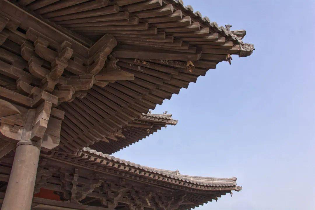 斗拱是中国古代建筑上特有的,集榫卯技术大成的特殊构件,位于屋楫之