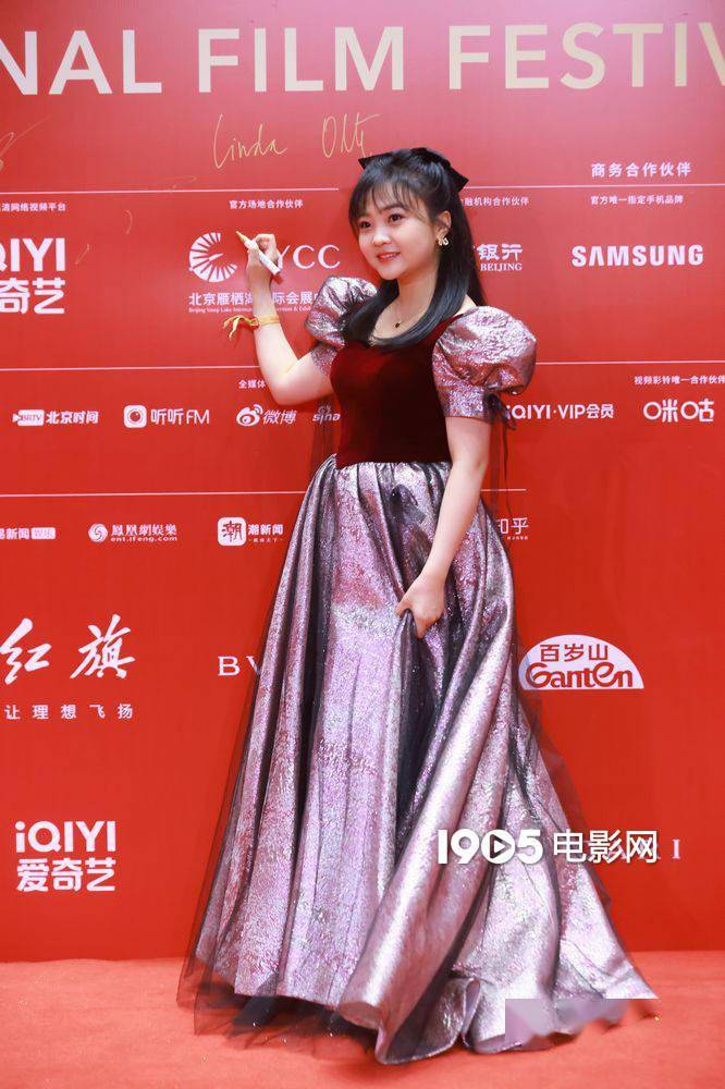 周冬雨王一博亮相北影节闭幕红毯 关晓彤身材傲人_天坛_国际_主创