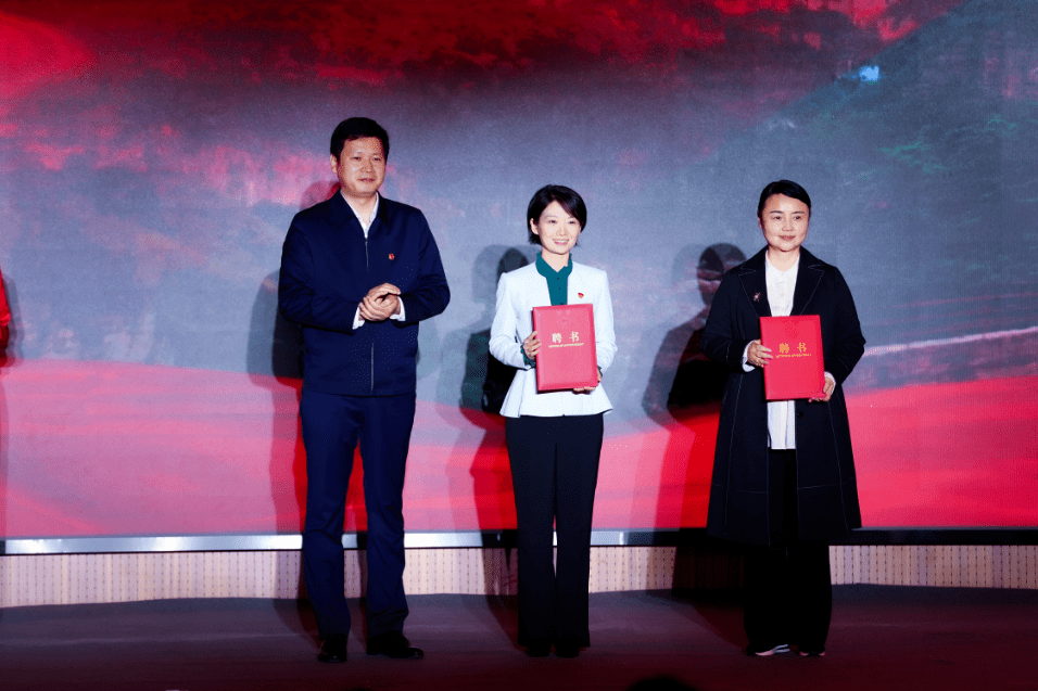 团省委书记王笃波为李蕾,周荣方颁发河南省大学生"红旗渠精神代代传