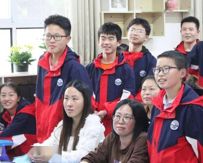 恩施市博文学校| 家校共赴向未来,为爱携手育花开——七年级家长会