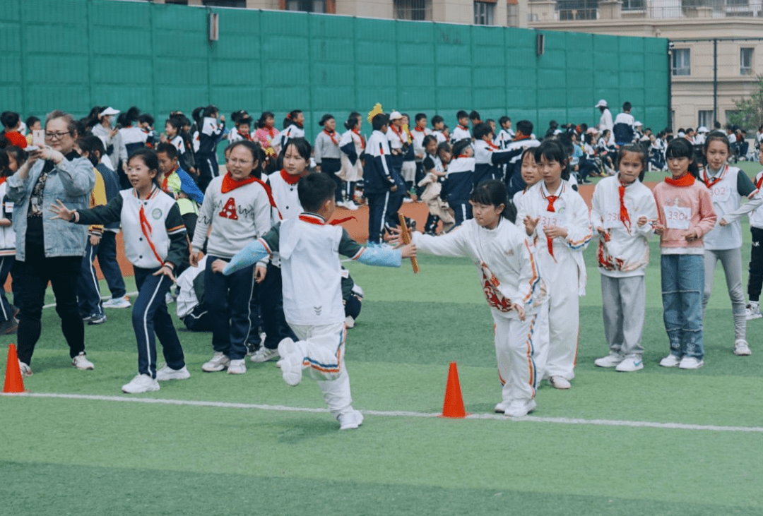 童健61童强——青岛人民路第二小学2023年春季运动会_合作_健身