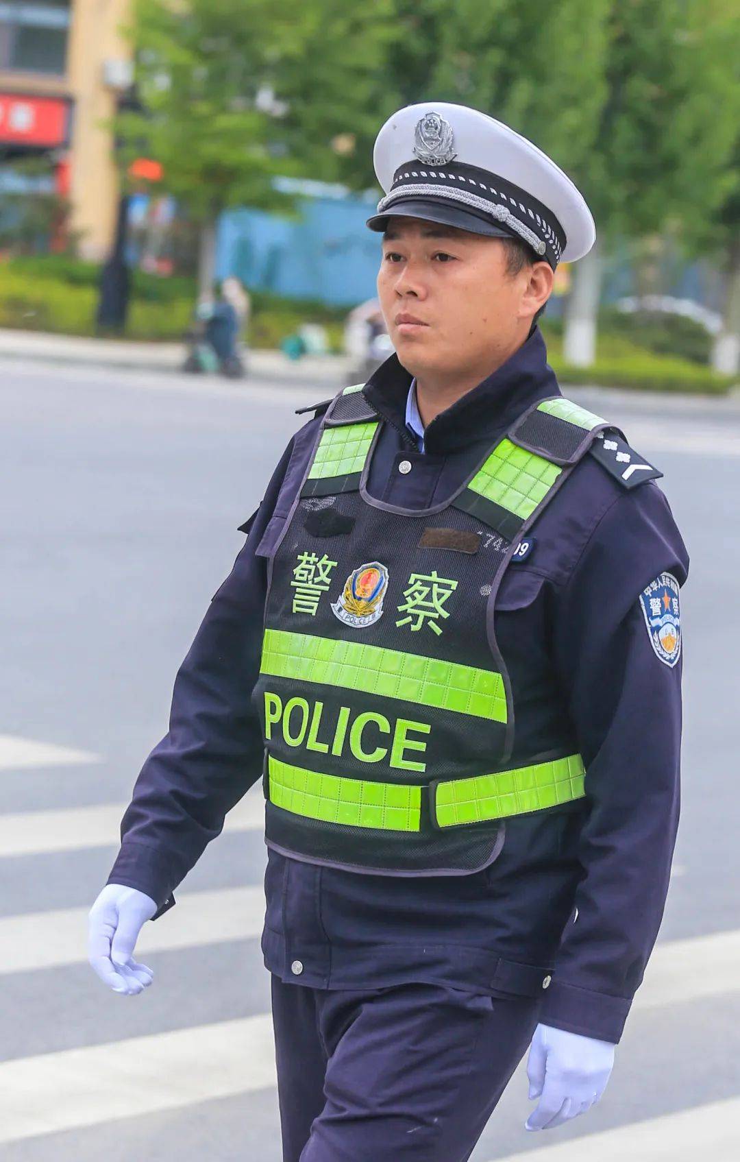 杨正华 摄淮阳区古蔡河湿地公园,保洁员王天亮正在河中打捞杂物