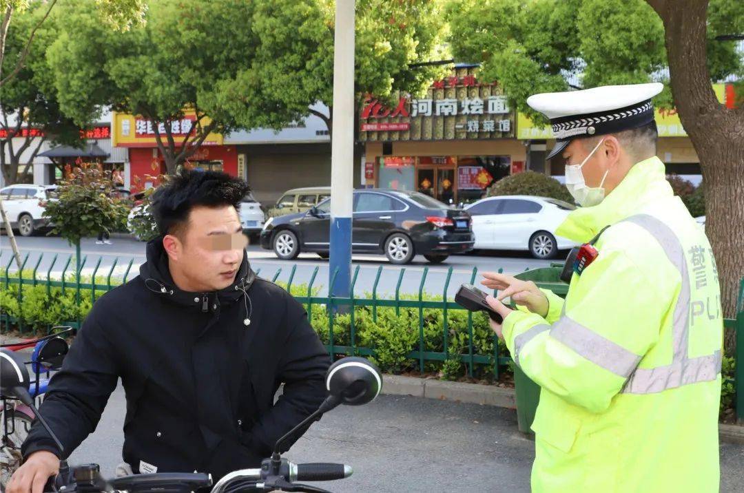 临泉严查!戴头盔!戴头盔!_自行车_保护_头部