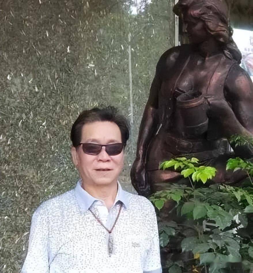 作家远天卢养成《淡淡的春熏染了天空》(外二首)主播邹坚,路芳_古屋