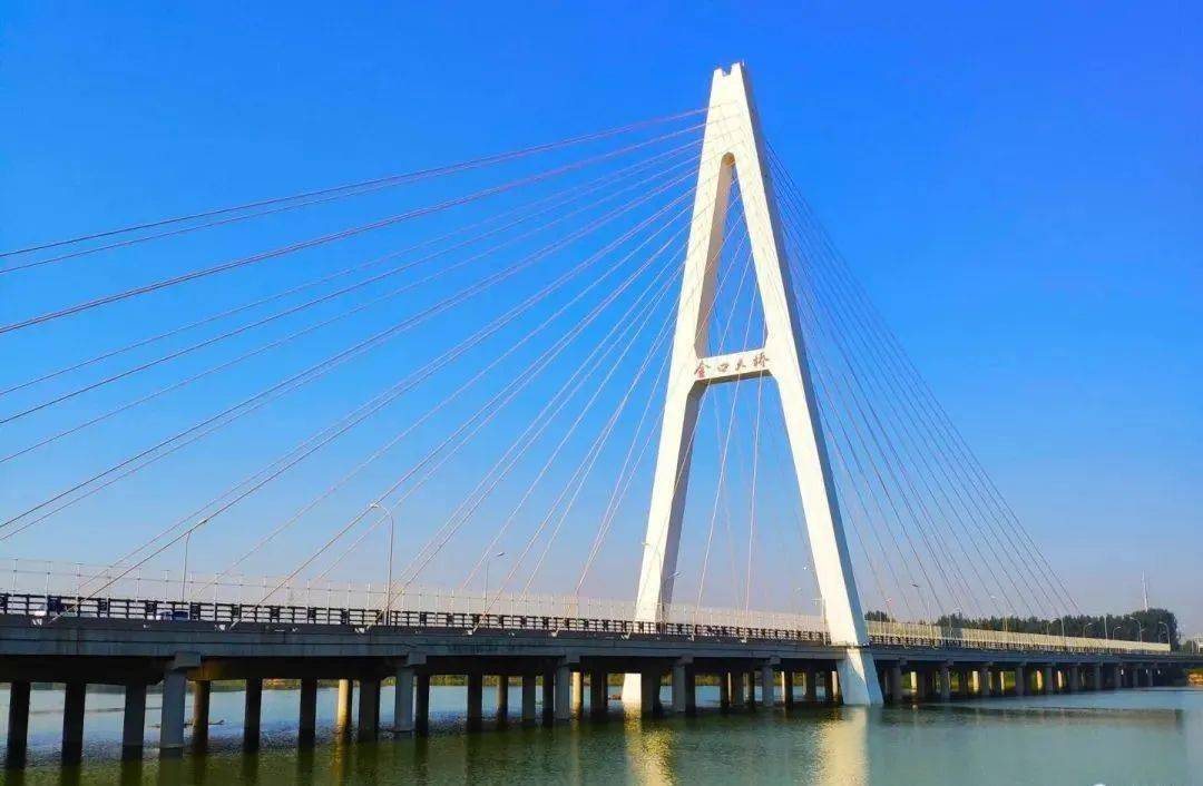 沿河骑行,沿途风景有:潍河大桥,湿地核心区,揽月桥,昌邑一中学区,院校