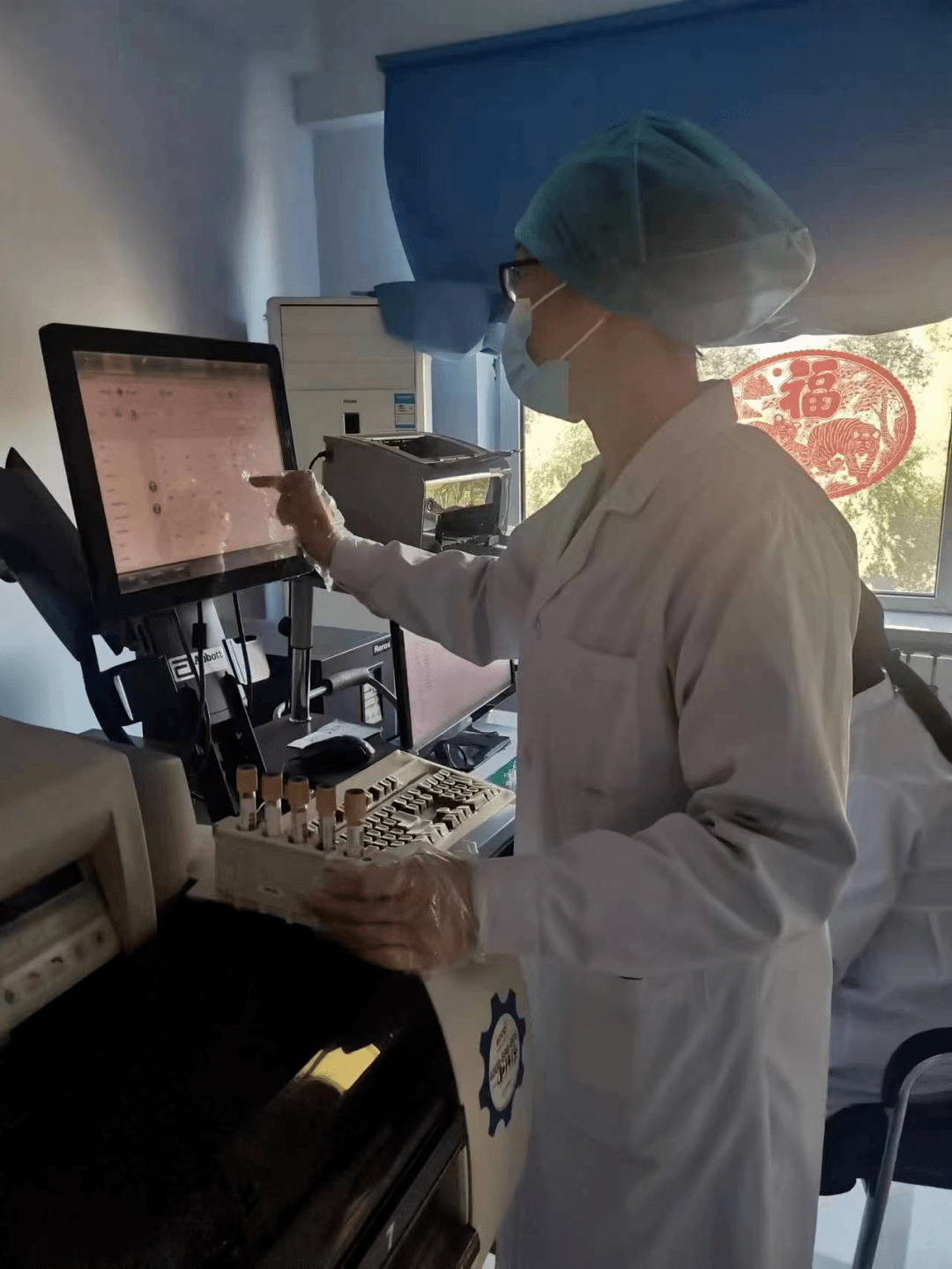 【劳动者风采】侯海波——业务尖兵 战"疫"先锋_检验_疫情_防控