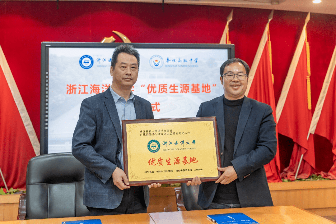 讲座开始前,奉化高级中学校长方松带领我校一行人参观校园,介绍学校的