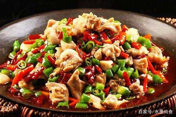 选用新鲜的兔肉斩小块,腌制上浆后过油滑熟,再辅以鲜椒,仔姜小炒而稍