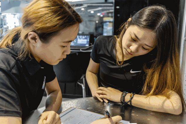 健身房惊现性感前台,大尺度画面堪比夜店._行业_教练_身材