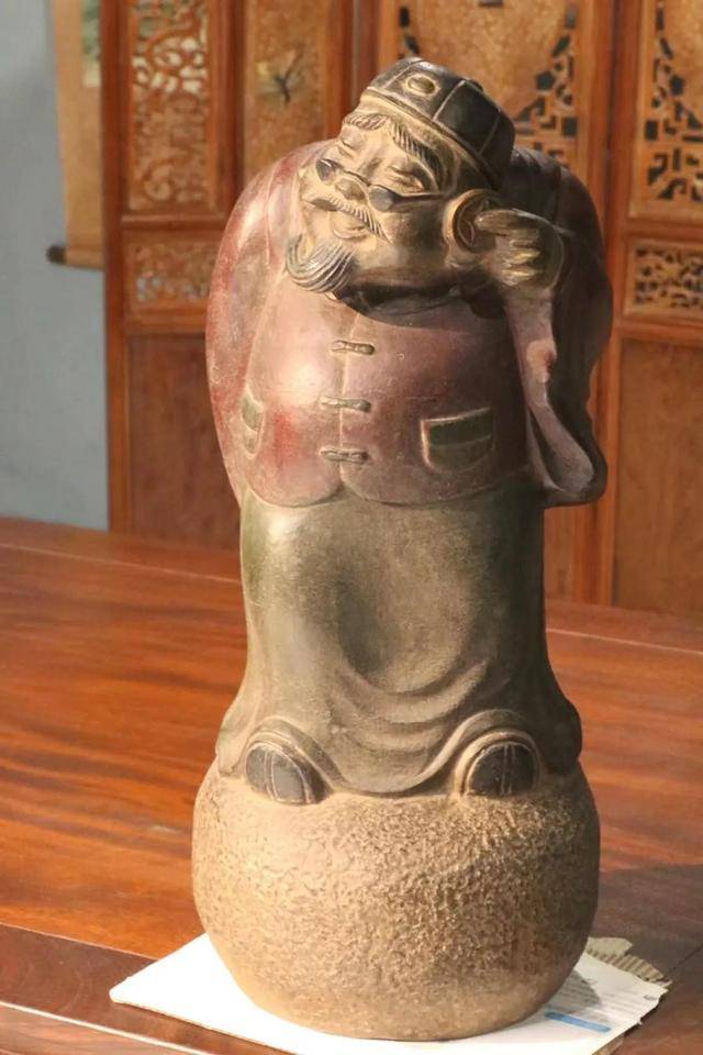 大地主青石,尺寸:高45厘米全身彩绘,体态富贵,手拿财宝,_象征_地位