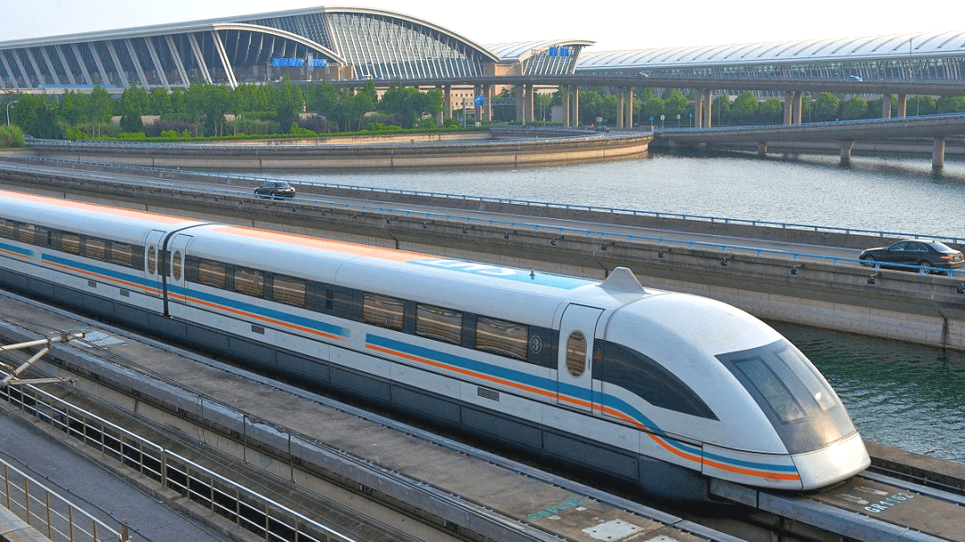 也是第一条上海自行生产的轻轨车辆上线运营的轨道线