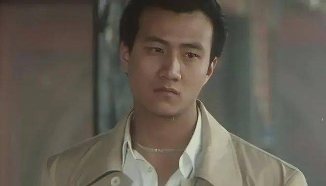 胡军,一个征服娱乐圈所有男人的硬汉,温柔给了他_父亲_卢芳_小时候