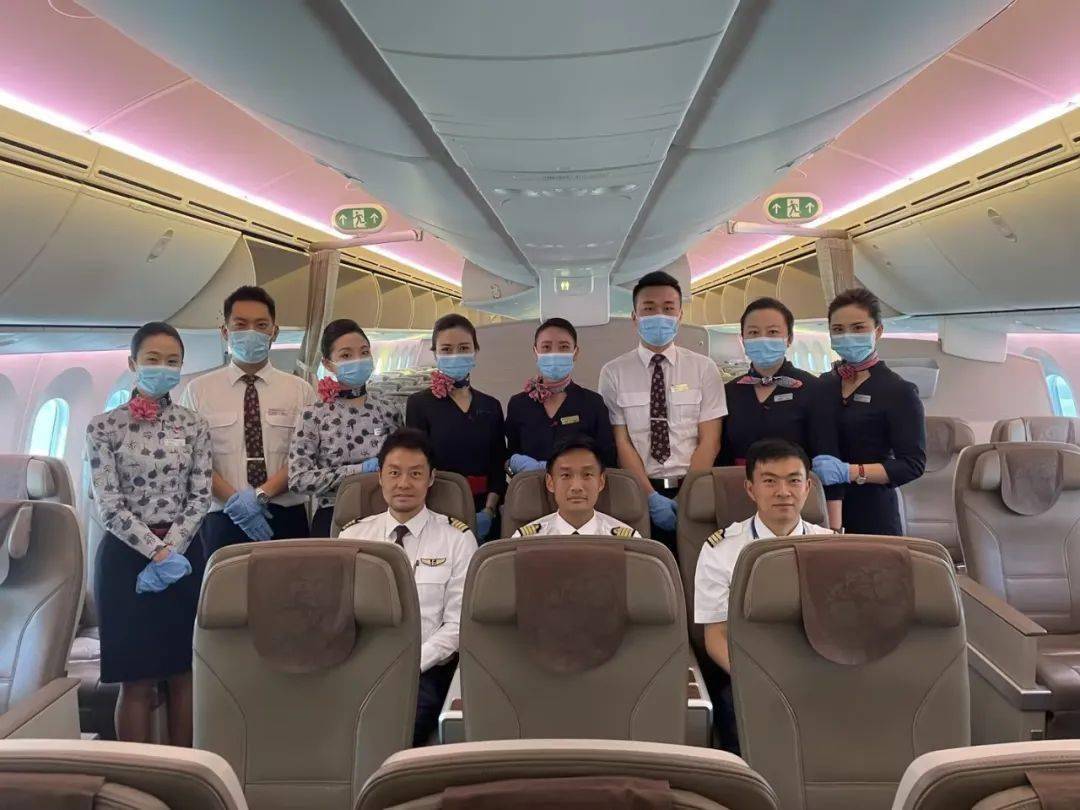 东航云南"劳模航班"在万米高空与旅客共庆"五一"_劳动者_工作_精神