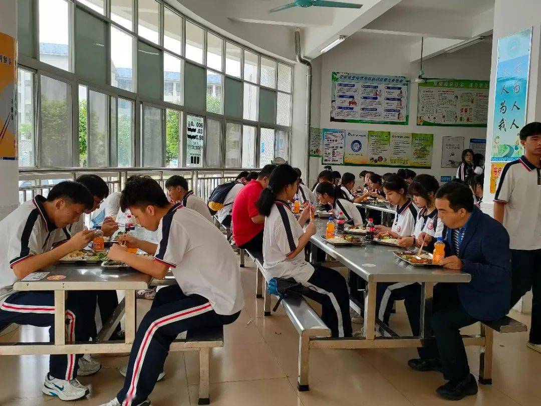 陆河中学举行"勇攀火山嶂 再创新辉煌"激情迎高考活动_登山_师生_班旗