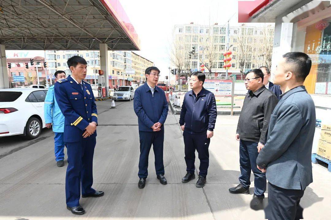 5月2日,鸡西市委常委,副市长张涛以"四不两直"方式带队开展医疗场所