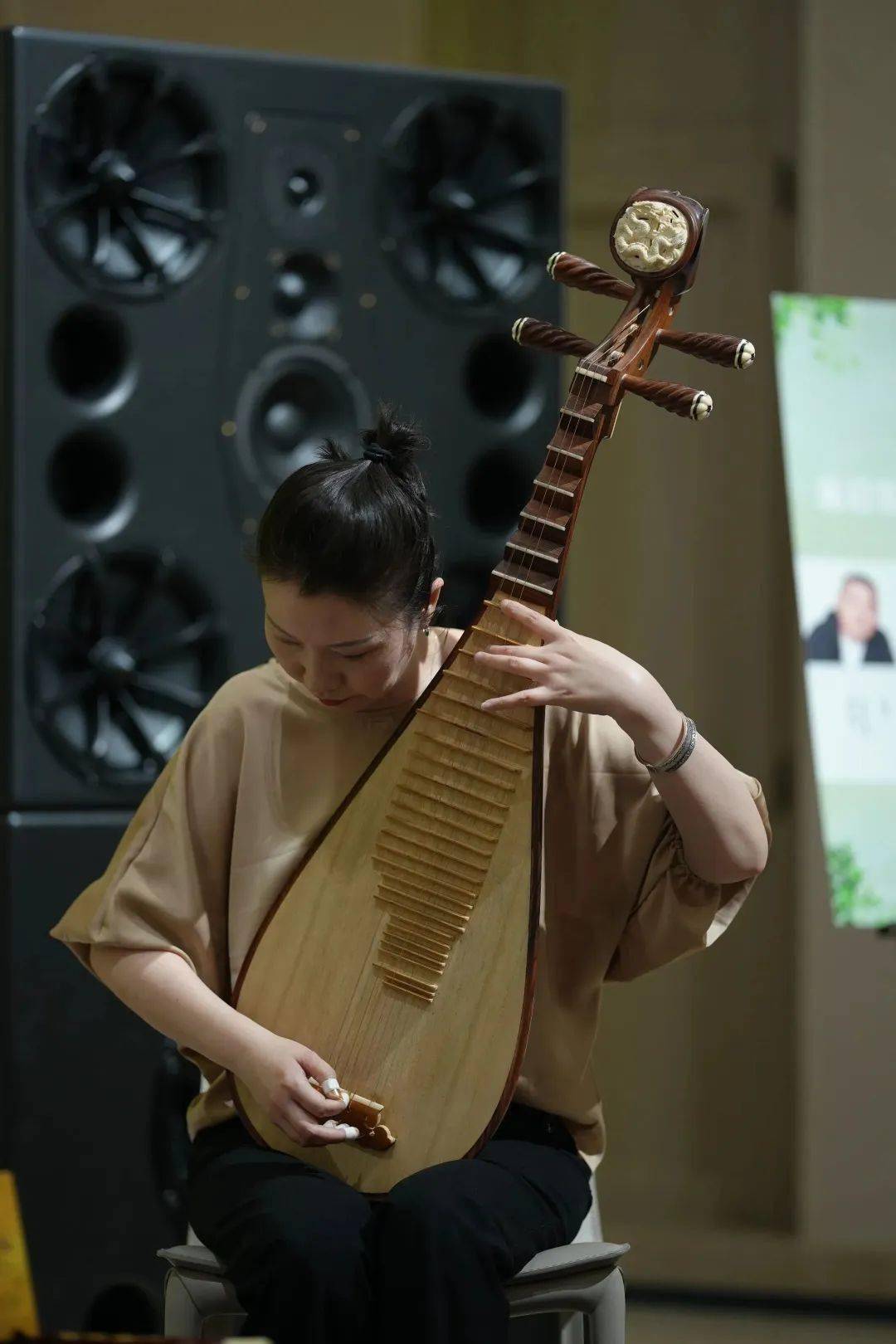 琵琶名家曹杨则分享了马足龙沙唱片中演奏时采用不同的琵琶,特殊的