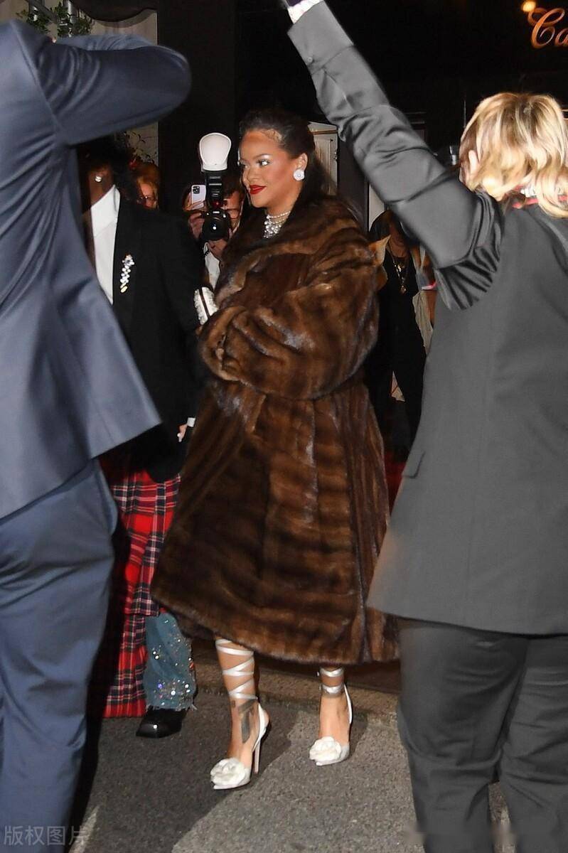 蕾哈娜身穿棕色皮草大衣 白色绑带凉鞋时髦吸睛