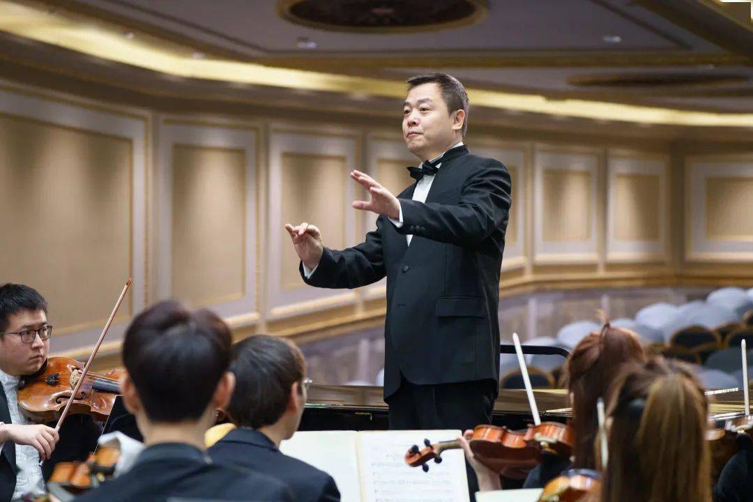 在6月4日的音乐节大舞台上,中国指挥家张艺将执棒上海爱乐乐团与钢琴