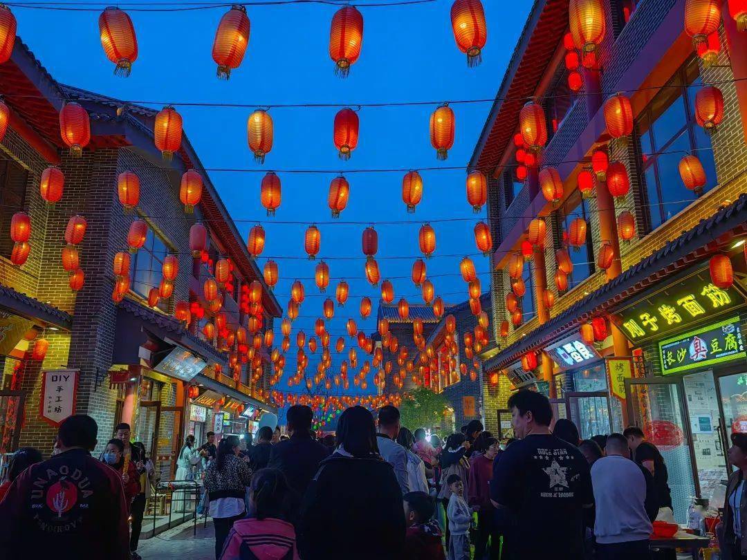 逛特色古街 赏璀璨河景 喀左利州古城迎来火爆"五一"_游客_旅游_文化