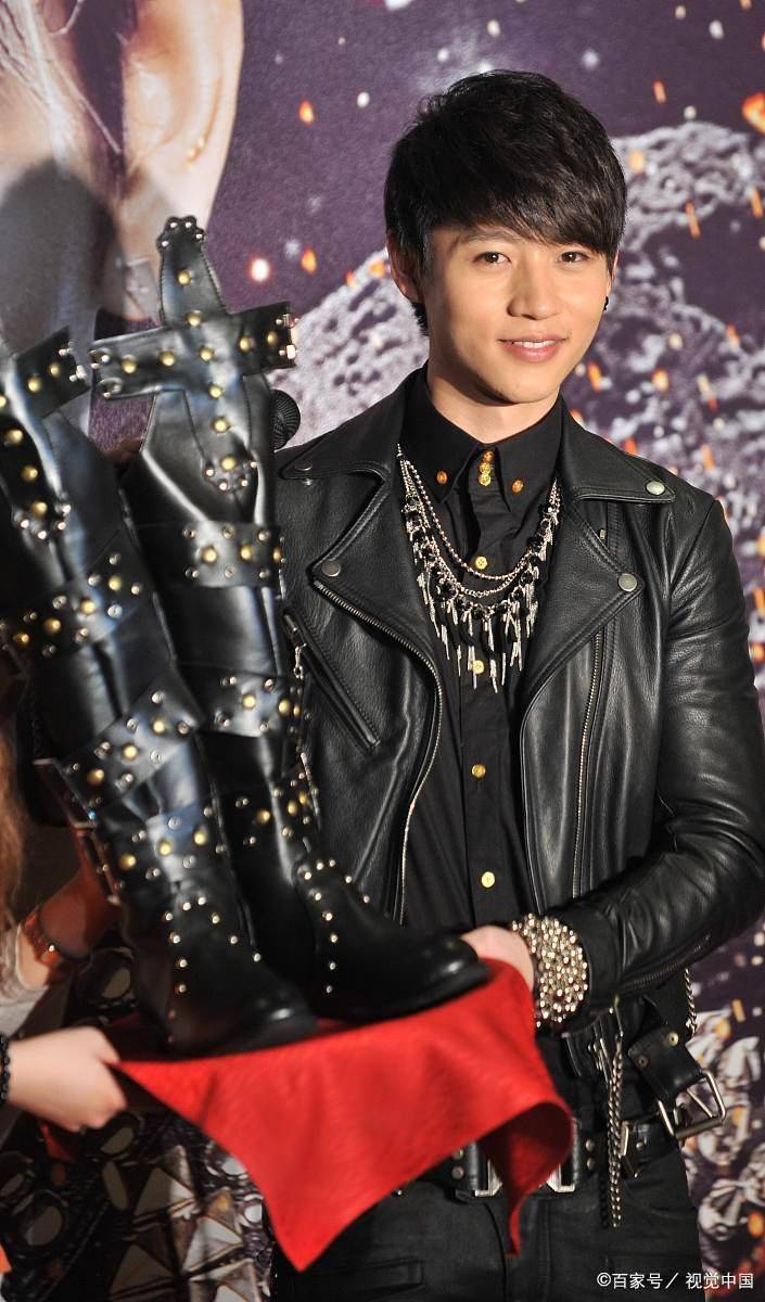 魏晨官宣当爹 晒宝宝脚丫报喜_祝福_家庭_责任