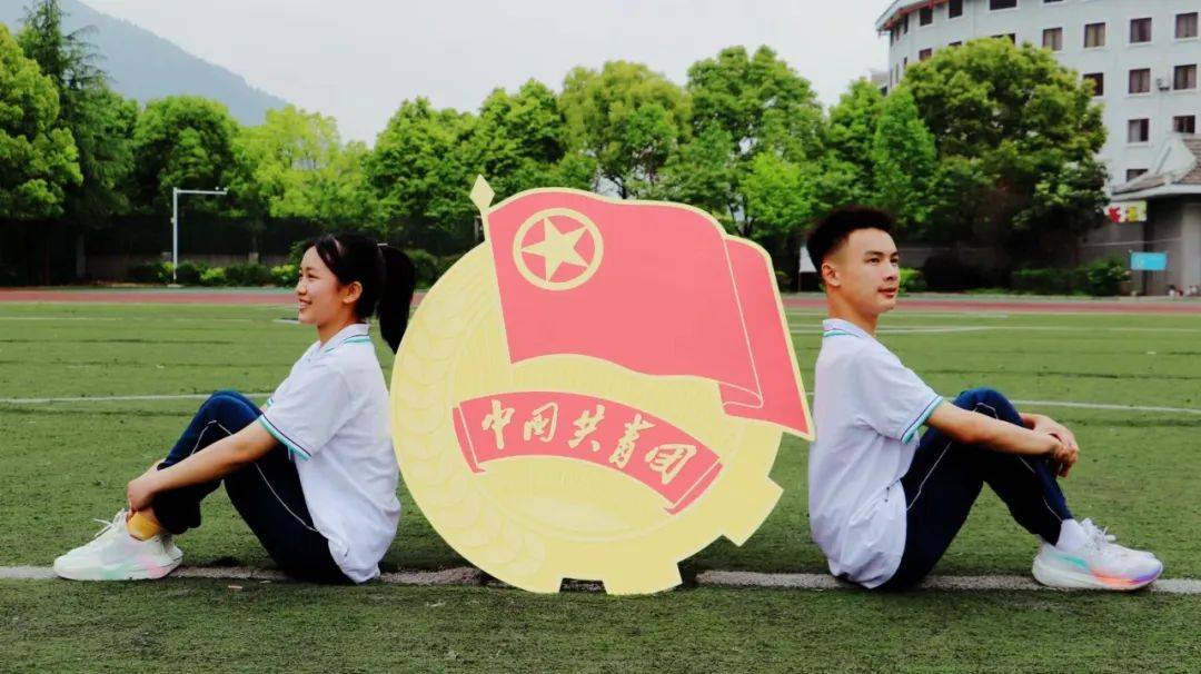 【五四青年节系列活动】"我和团旗团徽合个影--剑河县第三中学_征集