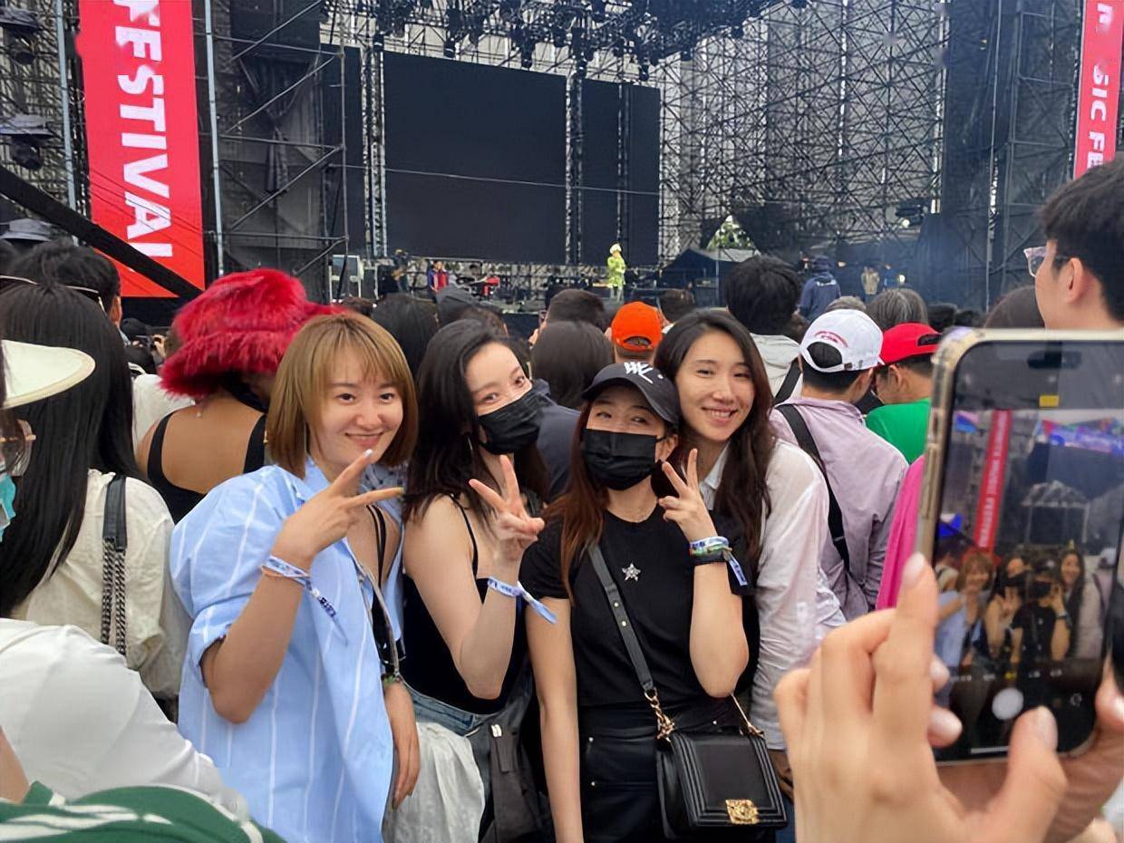 陈妍希倪妮音乐节现场被偶遇 和路人合照自然大方_人群_吊带_开心