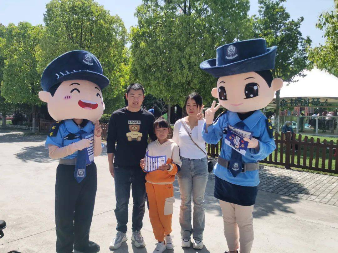 在乐百年小镇景区里,一块块造型可爱,设计精美的反诈宣传打卡牌引得