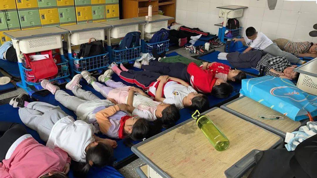 建德3.2万余名中小学生,今日开启午休"新睡姿"!_小学同学_视频_全市
