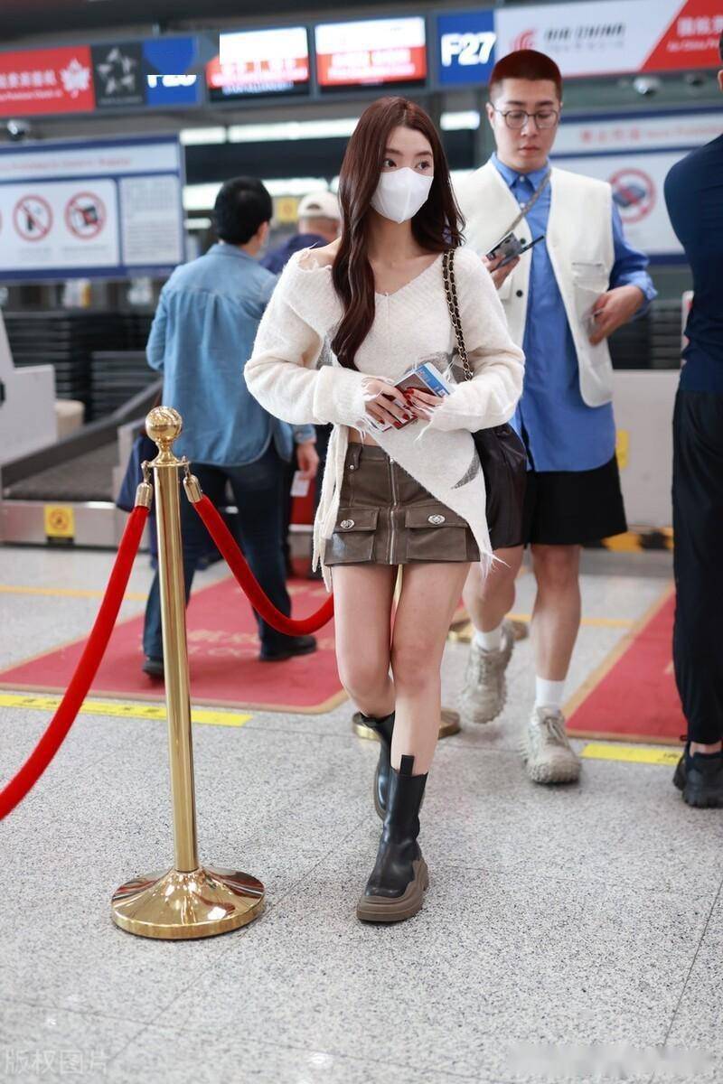 街拍:李紫婷无领上衣搭配短裙性感时尚_北京_机场