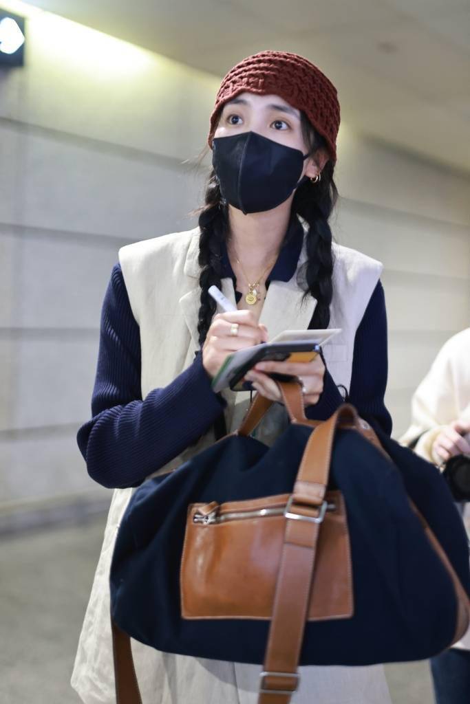 王紫璇戴针织帽配双马尾辫文艺范十足 黑白搭配尽显高级感_长裙_黑色