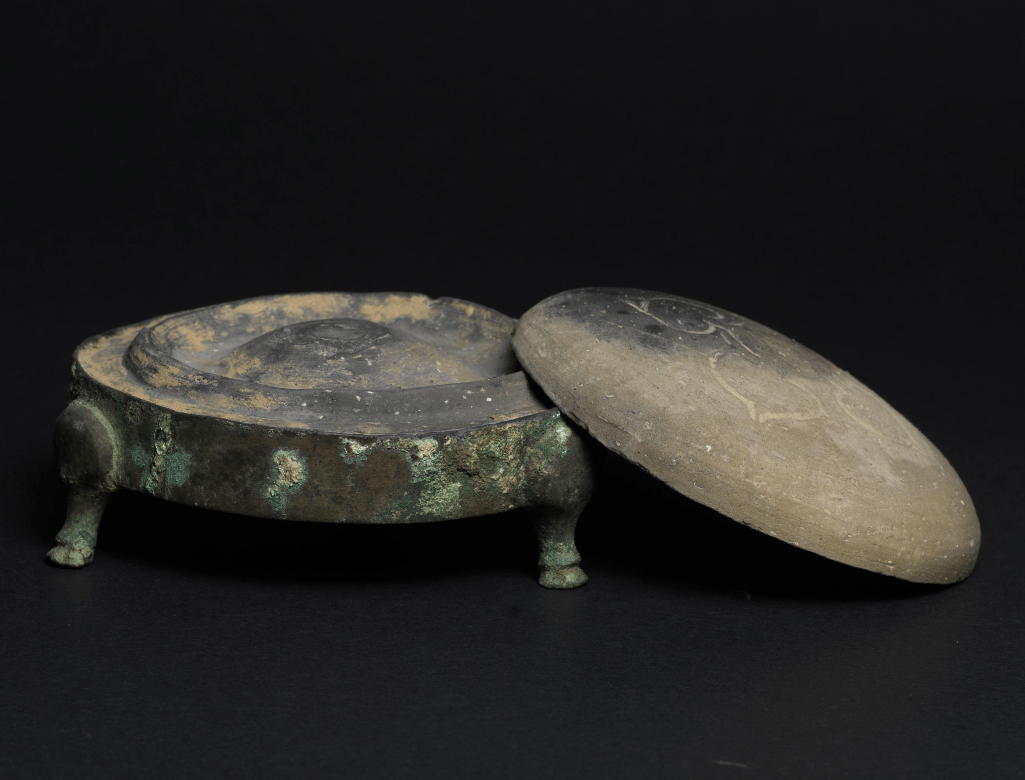 展品:汉 平板砚及螭龙研石砚台的『砚』字,是到汉代才出现的.