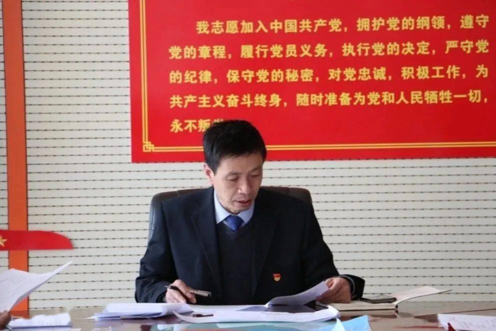 今天,"名校长"专栏讲述隆德县第二小学党支部书记,校长马存真同志的