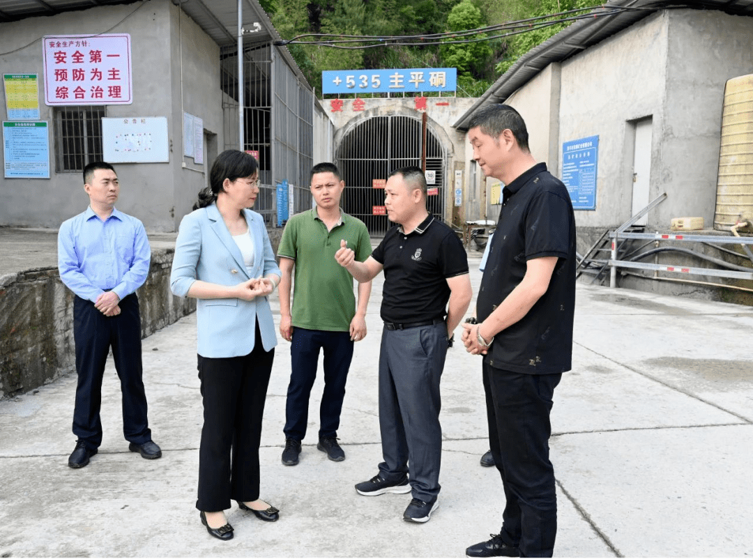 34月18日下午,市委书记马桂秋到拱桥镇开展调研,实地察看高山村衍秀堂