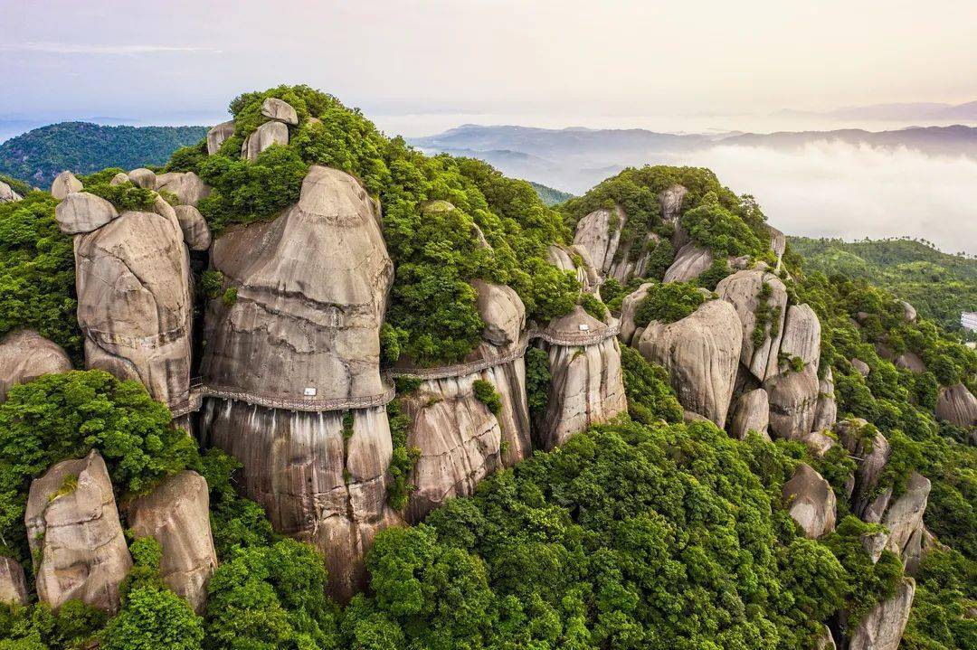 (观海栈道 赵高翔 摄)还要穿越"三伏腰"七星洞,滴水洞,蓝溪涧等或窄或