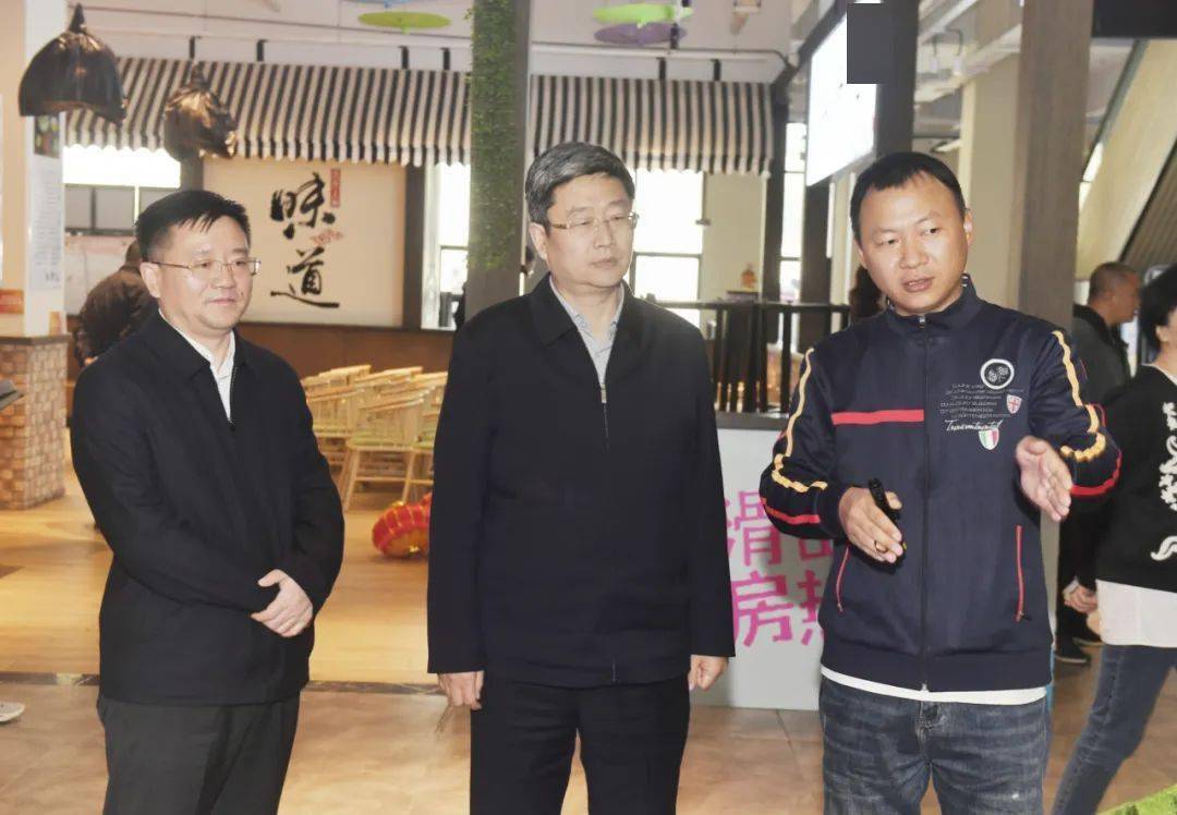 图为安徽省副省长孙勇(中)在市长王吉(右)的陪同下调研北大湖度假小镇