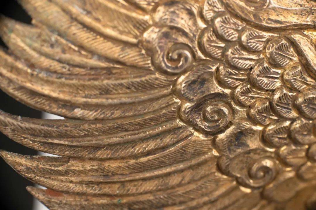 我国古代金银器制作工艺有8种这件银鎏金镶珠金翅鸟就使用了鎏金,锤揲