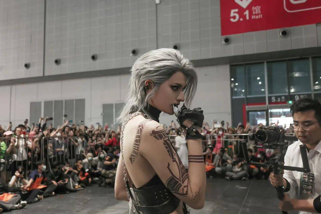 上海漫展里人气最高的乌克兰女coser,为何遭中国粉丝留言"祝你死老公"