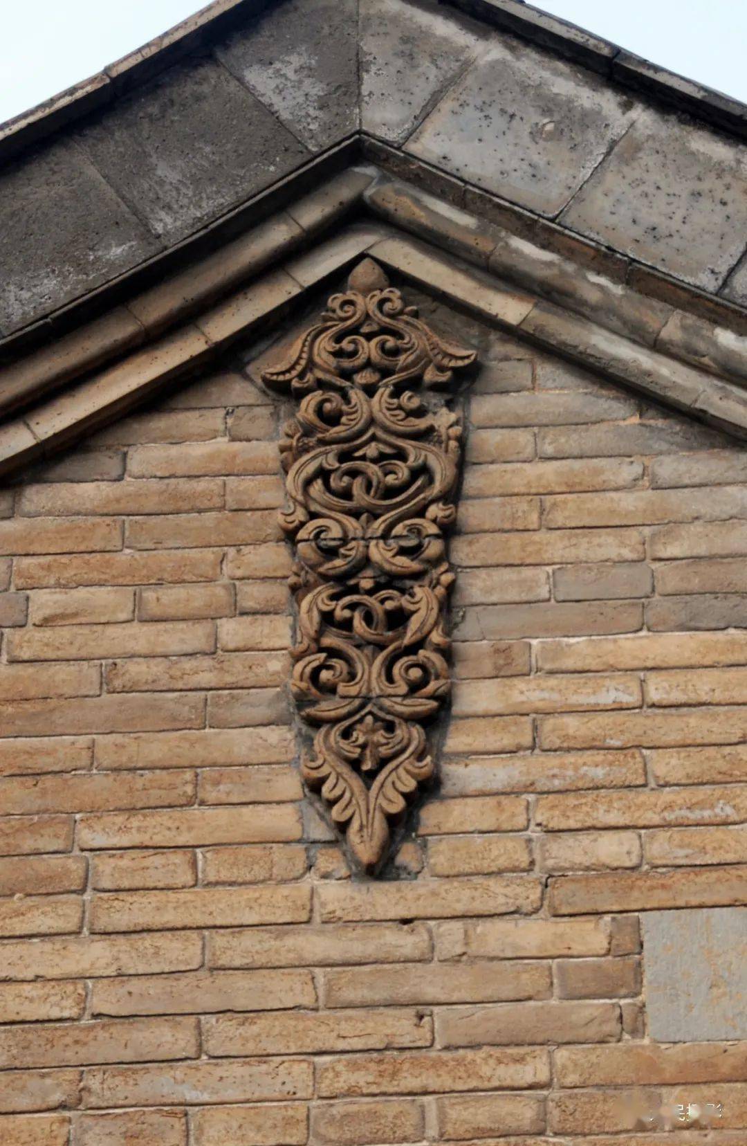 其中位于乐善堂屋脊砖雕山花"悬鱼惹草",虽构图微小,却也精妙之至