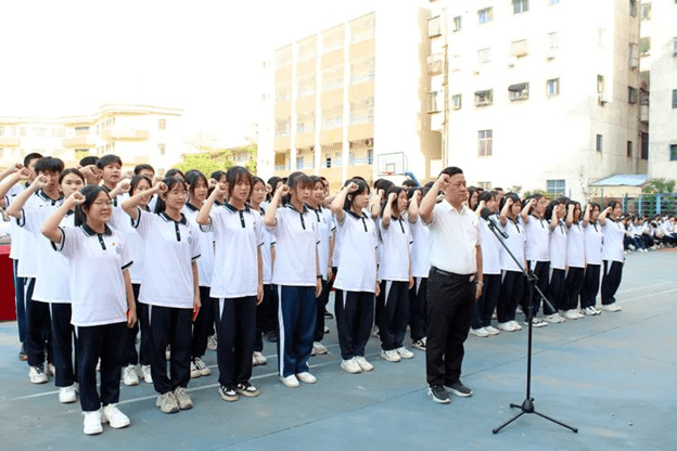 陆丰市东海第二中学团委举办集中入团仪式,72名优秀学生在师长们带领