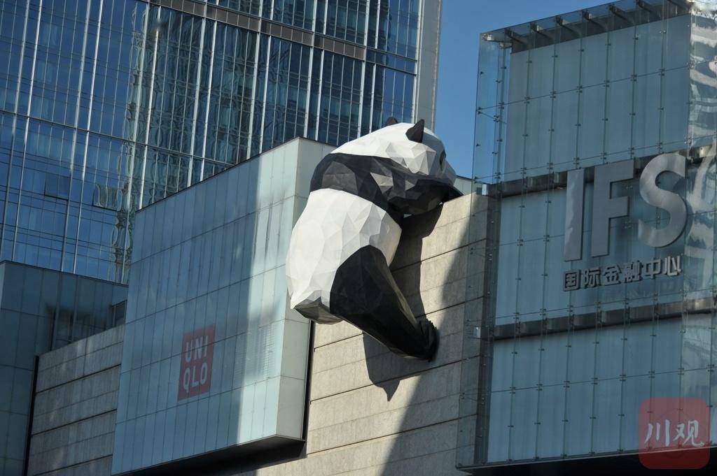 ifs大厦上的爬墙熊猫.二环路东三环某商场外墙上的熊猫装置艺术.