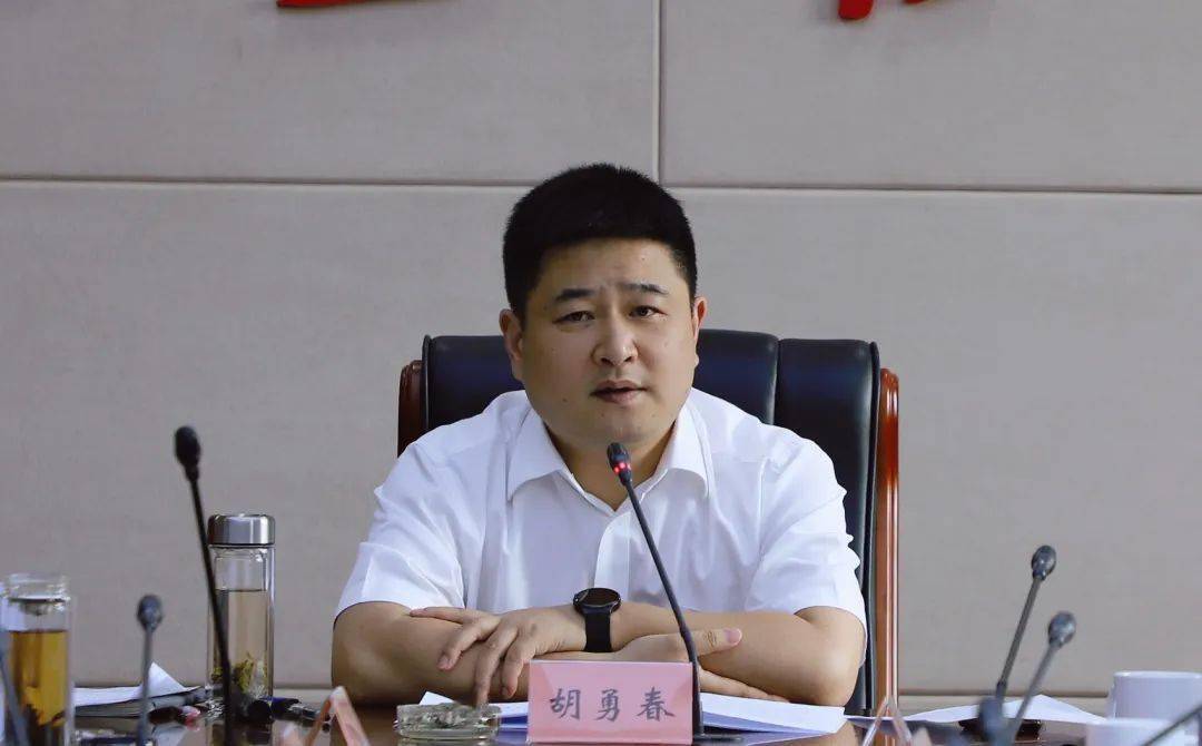 胡勇春在听取重大产业平台推进情况汇报时强调 紧盯时间节点 合力克难