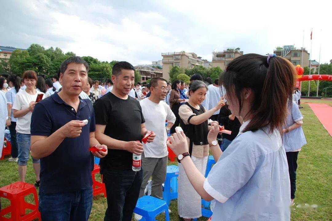 义亭中学为高三学子举行"追寻梦想,成就自我"成人仪式