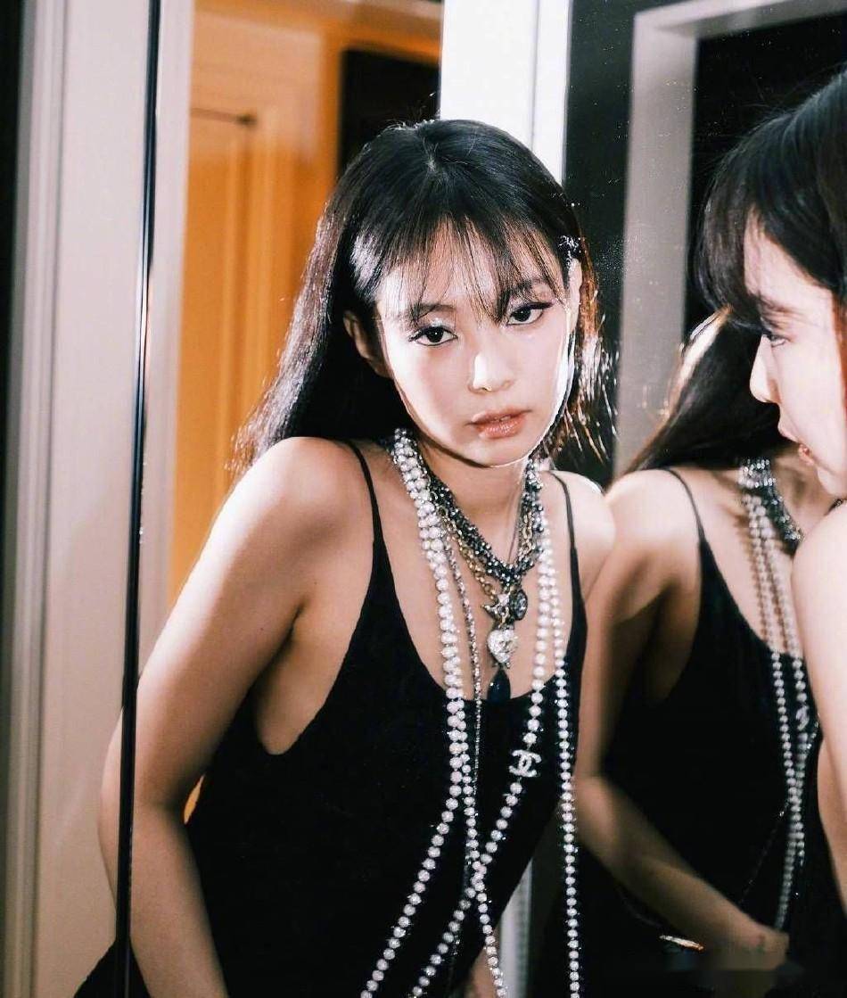 jennie晒afterparty随拍 穿黑色吊带对镜嘟嘴性感