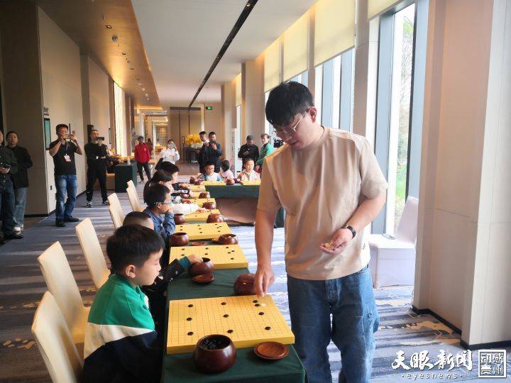 知名國手王昊洋在百里杜鵑開展指導棋活動