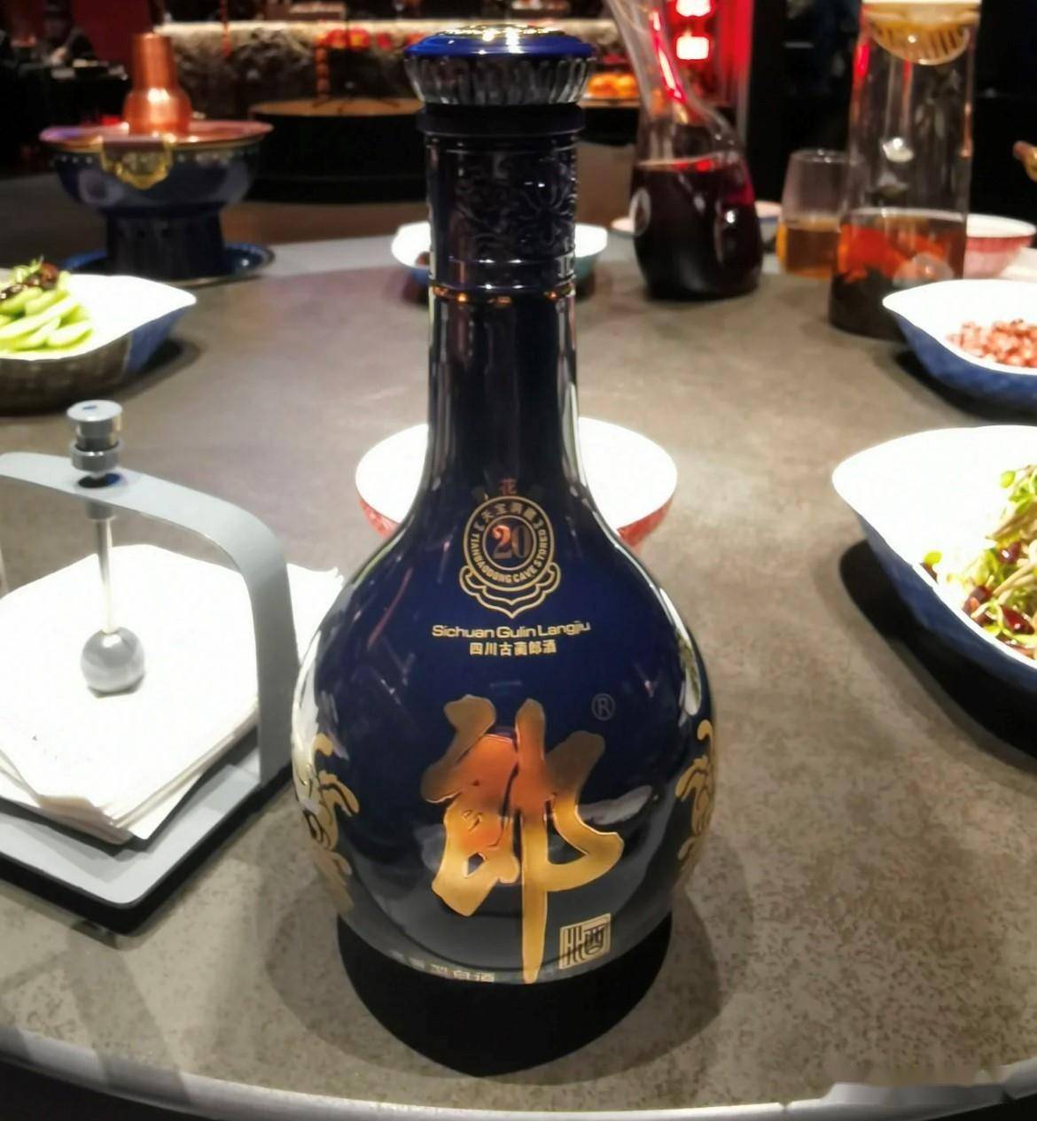 国窖1573此酒不仅可以常温引用,也可适量加入冰块,更