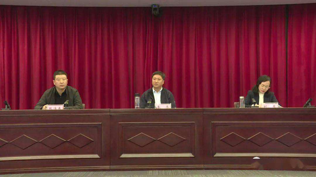 县委副书记秦亮,县委常委,副县长刘慧出席会议并讲话.