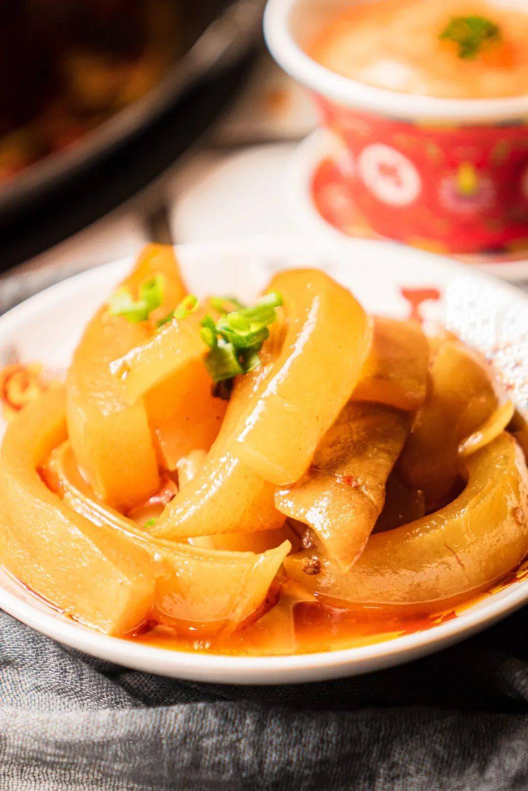 「红烧糯牛皮」-02在锅底里涮个30秒就能开吃了,劲道的牛舌带着藤椒