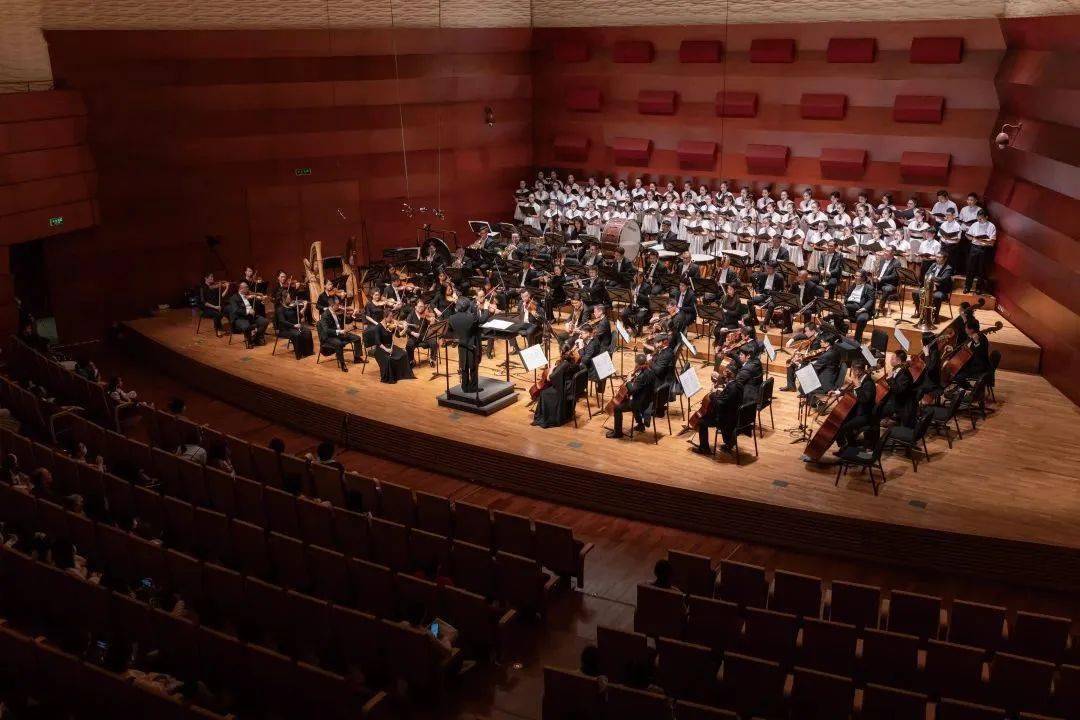 登上了厦门国际会议中心音乐厅的舞台厦门二中合唱团和厦门爱乐乐团
